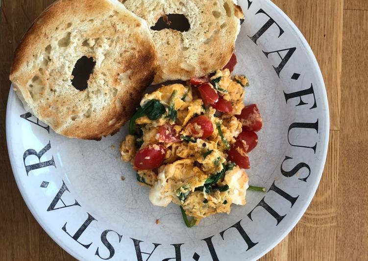 Simple scrambled eggs with tomato and spinach