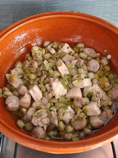Una foto de Habitas con ajos lomo y longaniza