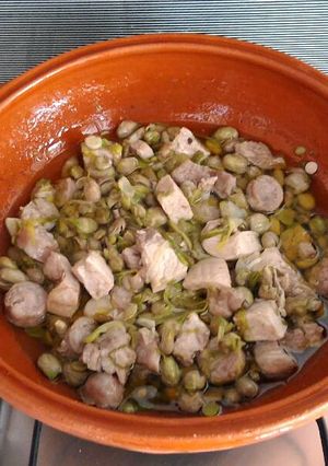 Una foto de Habitas con ajos lomo y longaniza