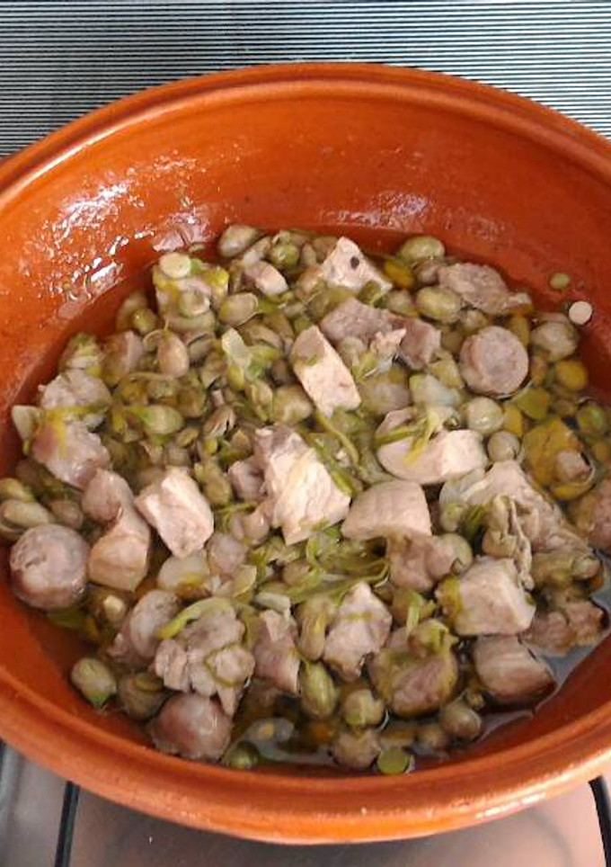 Una foto de Habitas con ajos lomo y longaniza