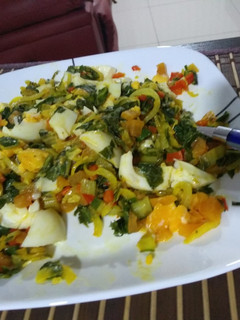 Una foto de Acelgas salteadas con verduras y huevo
