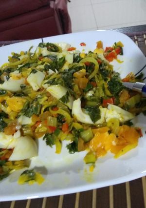 Una foto de Acelgas salteadas con verduras y huevo