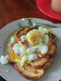 Roti butterscotch bersama telor separuh masak