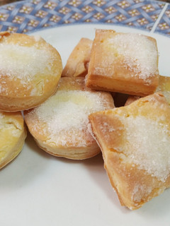 Una foto de Bizcochitos hojaldrados con masa de tarta comprada