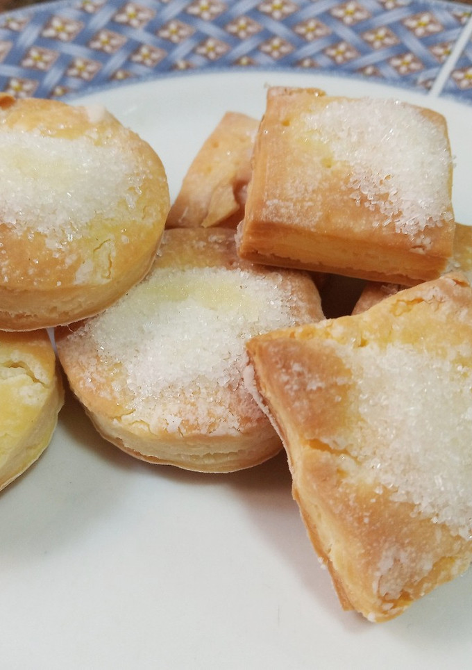Una foto de Bizcochitos hojaldrados con masa de tarta comprada