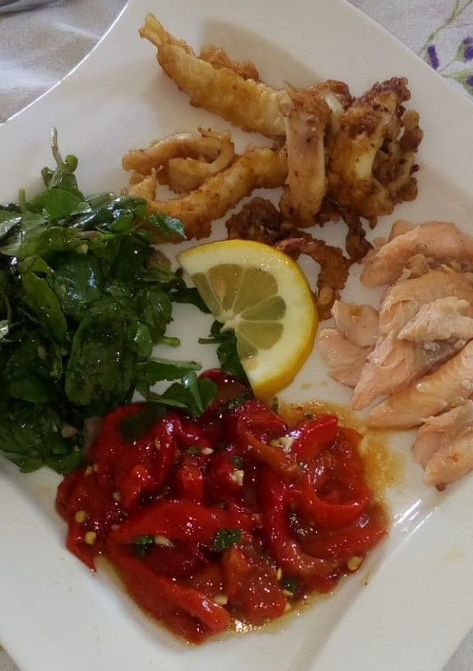 Una foto de Trucha a la plancha, pimientos asadas, ensalada de berros y calamares fritos