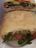 Bocadillo de jamón cocido con dulce de membrillo, pera y queso