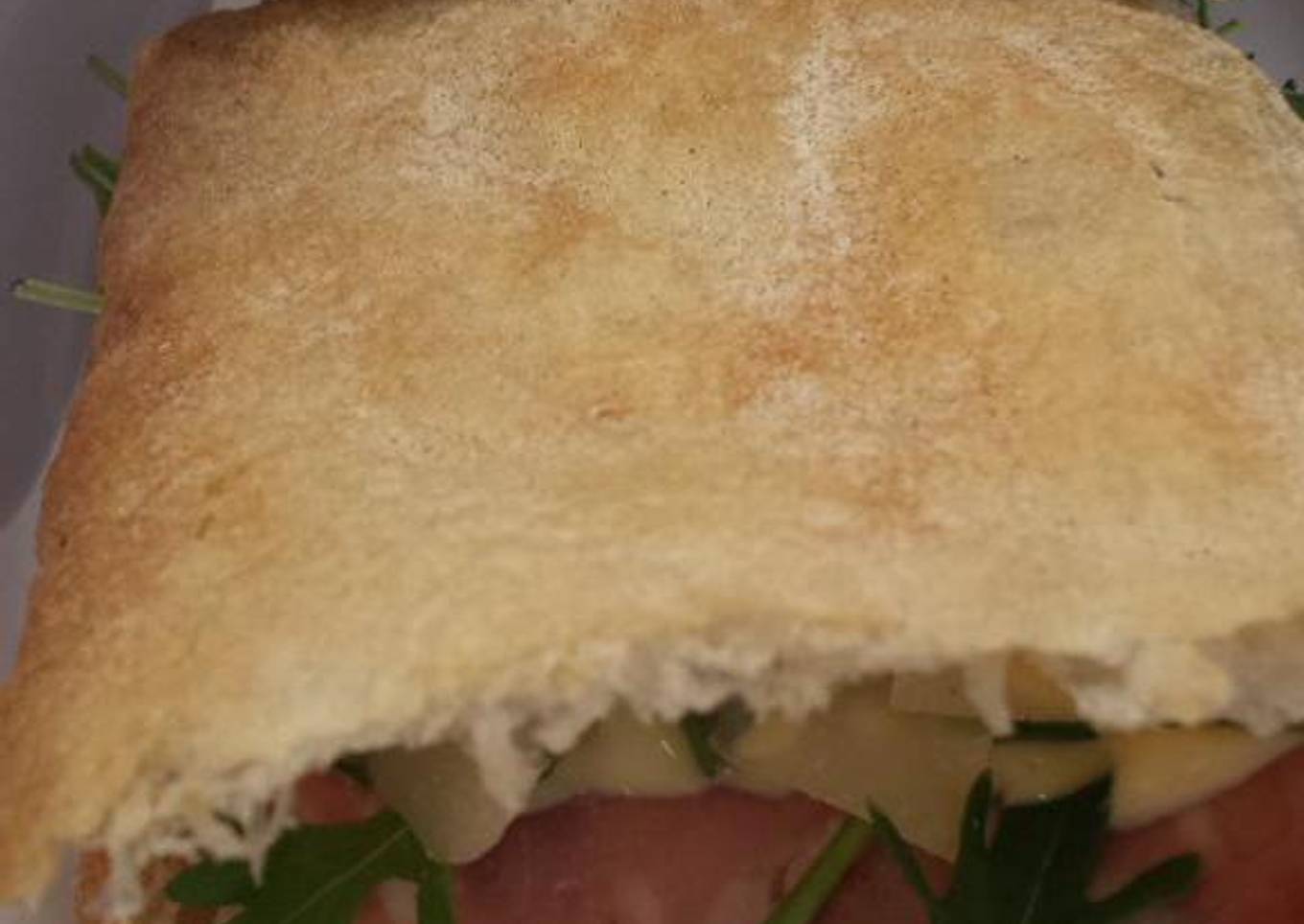 Bocadillo de jamón cocido con dulce de membrillo, pera y queso