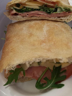 Una foto de Bocadillo de jamón cocido con dulce de membrillo, pera y queso