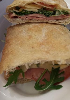Una foto de Bocadillo de jamón cocido con dulce de membrillo, pera y queso