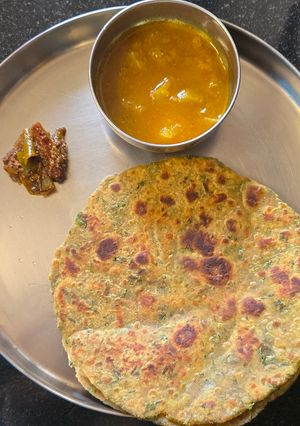 A picture of Thalipeeth.
