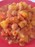 Guiso de salchicha y vegetales manjar