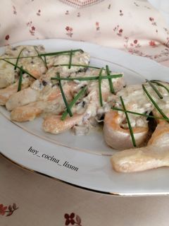 Una foto de Salmón con salsa de champiñones