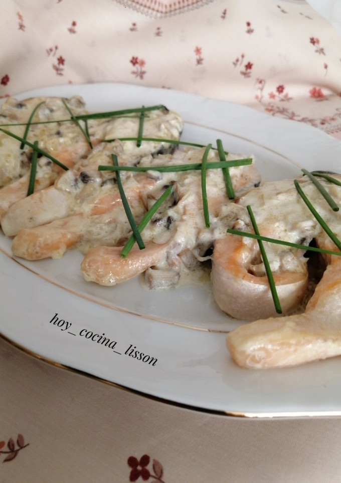 Una foto de Salmón con salsa de champiñones
