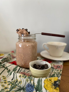Una foto de Avena nocturna de chocolate (overnight oats)