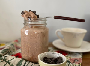 Una foto de Avena nocturna de chocolate (overnight oats)