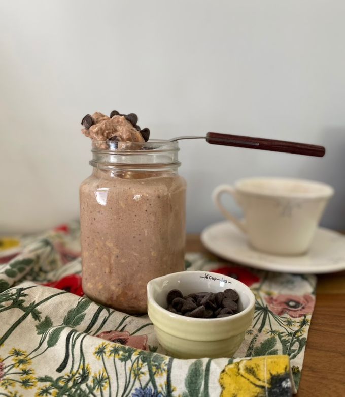 Una foto de Avena nocturna de chocolate (overnight oats)
