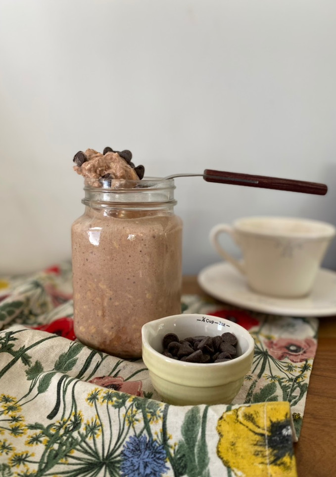 Una foto de Avena nocturna de chocolate (overnight oats)
