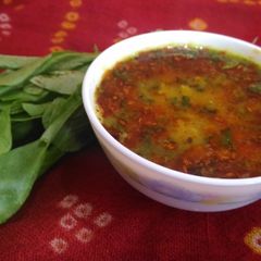A picture of Lashuni  palak dal.