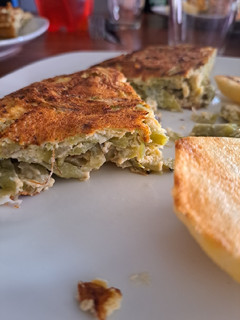 Una foto de Tortilla de porotos verdes y papas doradas