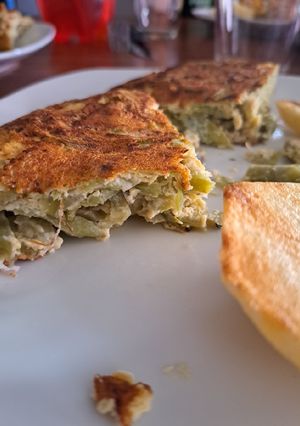 Una foto de Tortilla de porotos verdes y papas doradas