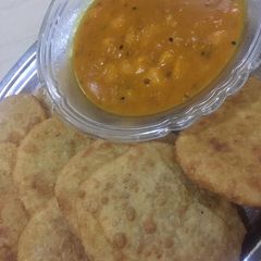 A picture of Daal kachori with Tarkari in foodstreet style😋😋😋.