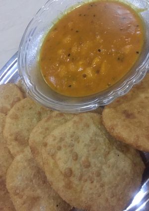 A picture of Daal kachori with Tarkari in foodstreet style😋😋😋.