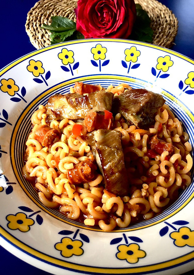 Una foto de Fideuá con costillas y chistorra