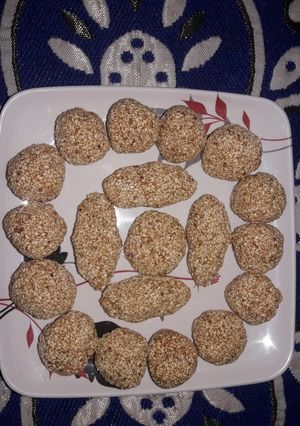 A picture of White til ke ladoo....