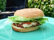 Una foto de hamburguesa de carne y avena