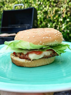 Una foto de Hamburguesa de res al carbón 🍔