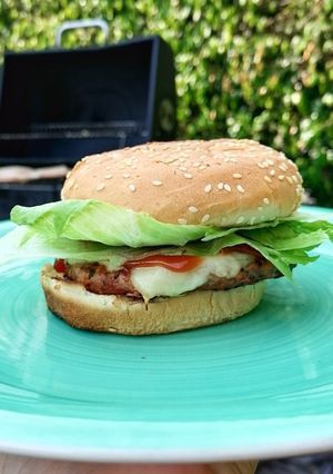 Una foto de Hamburguesa de res al carbón 🍔