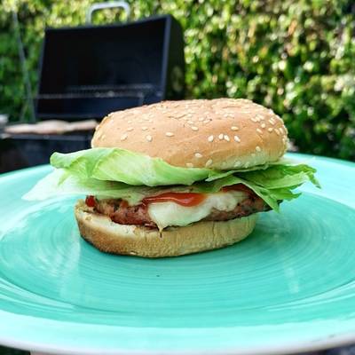 Hamburguesa de res al carbón Receta de Regina Hernandez- Cookpad