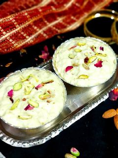 लच्छेदार रबड़ी (lachedar rabri recipe in Hindi) रेसिपी मुख्य फोटो