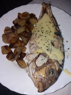 Una foto de Dorada al horno con papas salteadas y salsa holandesa