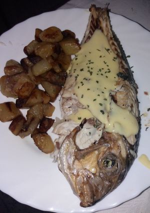 Una foto de Dorada al horno con papas salteadas y salsa holandesa