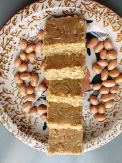 શીંગ અને તલ ની સુખડી (Shing Til Sukhdi Recipe In Gujarati) રેસીપી મુખ્ય ફોટો