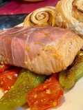 Somon învelit în prosciutto cu sos de roși cherry și ardei cilli 😋și rulouri foietaj