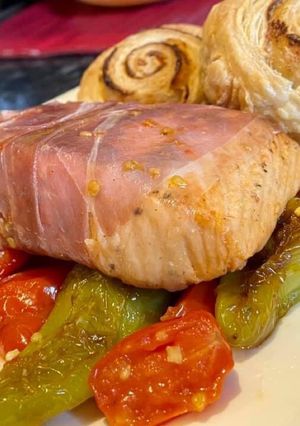 O poză a rețetei Somon învelit în prosciutto cu sos de roși cherry și ardei cilli 😋și rulouri foietaj.
