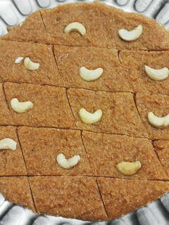 सूजी और बेसन की बर्फी (Suji aur besan ki barfi recipe in Hindi) रेसिपी मुख्य फोटो