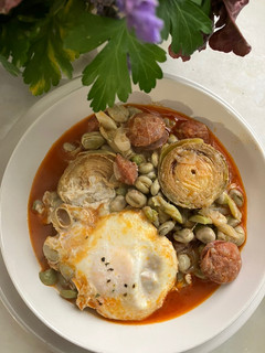 Una foto de Habitas frescas y alcachofas, con chorizo y huevo