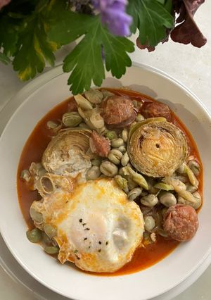 Una foto de Habitas frescas y alcachofas, con chorizo y huevo