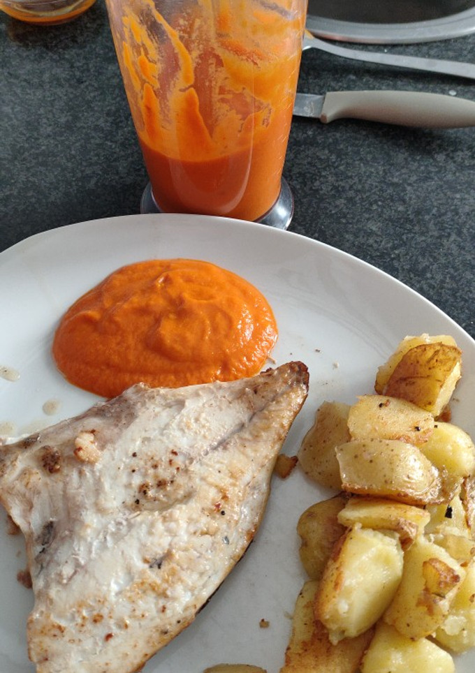 Una foto de Dorada con crema de pimiento escalivado