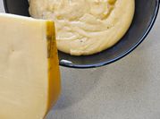 Una foto de salsa de queso gouda