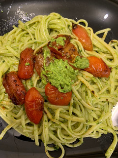 Una foto de Tallarines al pesto