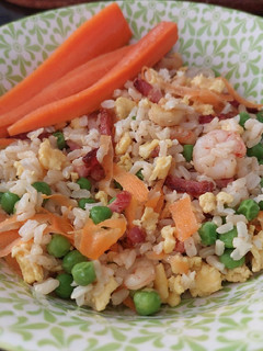 Una foto de Arroz integral con 5 delicias sin gluten🍲🫛🥚🥓🥕🍤😋👌🏼👏🏼