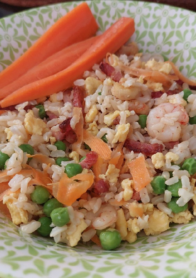 Una foto de Arroz integral con 5 delicias sin gluten🍲🫛🥚🥓🥕🍤😋👌🏼👏🏼