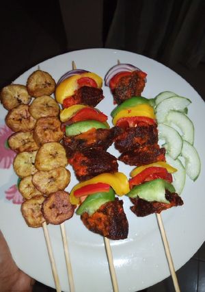 A picture of Beef kebab with plantain.
