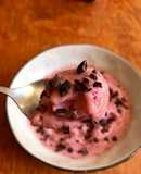 Bowl de Helado de plátano y frutillas con nibs de cacao