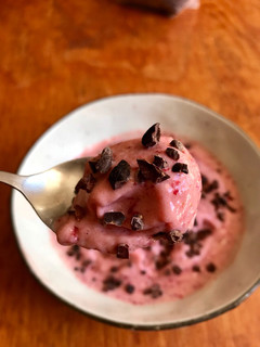 Una foto de Bowl de Helado de plátano y frutillas con nibs de cacao